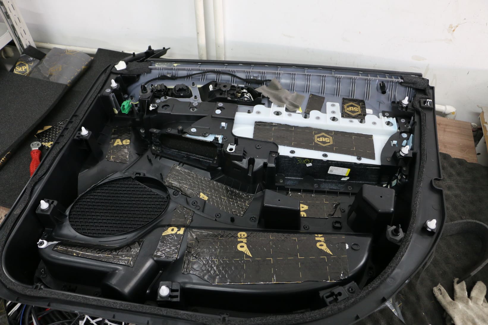 Шумоизоляция дверей Ford Explorer