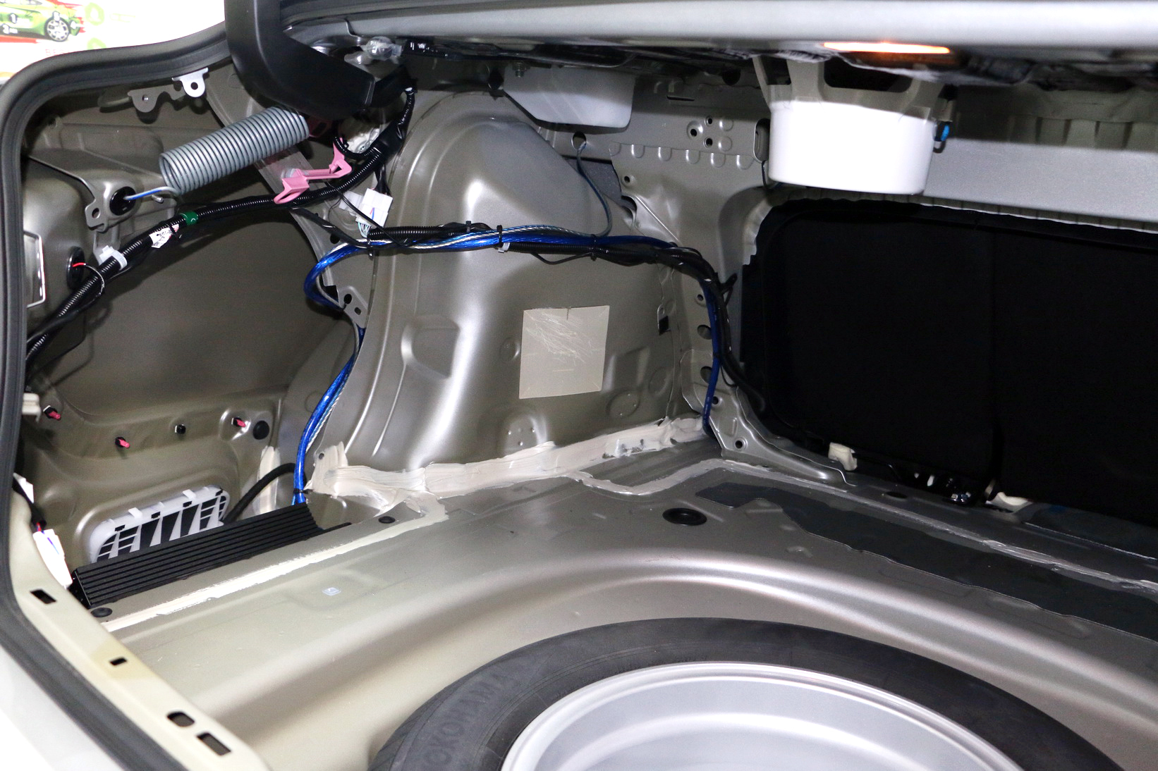 Установка усилителя и сабвуфера в автомобиль Toyota Camry
